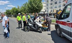 Adıyaman’da Kavşakta Korkutan Çarpışma: Motosiklet Sürücüsü Hastaneye Kaldırıldı