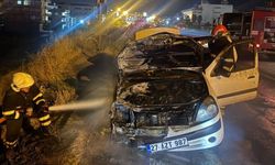 Birecik Köprüsü üzerinde seyreden otomobil alevlere teslim oldu