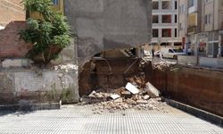 Malatya'da Korku Dolu Anlar! Mühürlenen Binadan Kopan Parçalar Alarm Verdi
