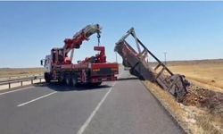 Karpuz Yüklü Kamyon Şarampole Uçtu! Yola Saçılan Yük Trafiği Felç Etti