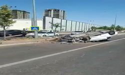 Diyarbakır’da Feci Anlar! Refüje Çıkan Araç Takla Attı