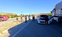 Arguvan Kavşağı'nda korkutan kaza! Lastiği patlayan otomobil karşı şeride savruldu