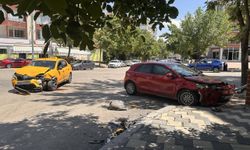 Elazığ'da ticari taksi ile otomobil çarpıştı: 6 yaralı