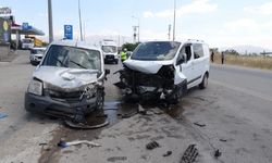 Malatya'da İki Hafif Ticari Araç Çarpıştı: 8 Kişi Hastanelik Oldu