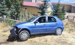 Sivas'ta Korkutan Kaza: Kontrolden Çıkan Otomobil Bariyerlere Saplandı, 4 Yaralı