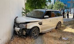 Elazığ'da Direksiyon Hakimiyetini Kaybetti, Kaldırımdaki Gence Çarptı