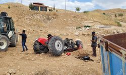 Malatya'da Traktör Şarampole Uçtu! Havalimanı Yolundaki Kazada 2 Kişi Yaralandı