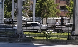 Malatya’da şaşkına çeviren görüntü: Arızalı aracı ayaklarıyla itti