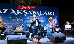 Yeşilyurt’ta 30 Ağustos Coşkusu Geceye Damga Vurdu! Türk Bayraklarıyla Alan Kırmızı-Beyaza Büründü