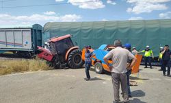 Bir Anlık Dikkatsizlik Yetti! Yük Treni Traktöre Çarptı