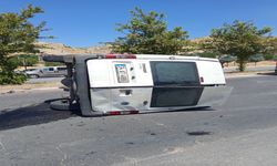 Silvan-Diyarbakır Yolunda Korkutan Kaza! Minibüs Devrildi, 2 Kişi Yaralandı