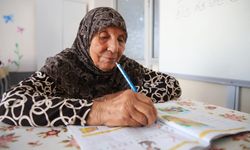 78 Yaşında Okuma-Yazmayı Öğrendi! Çocukluk Hayalini Gerçeğe Dönüştürdü