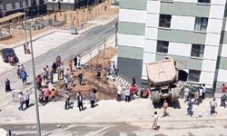Malatya'da Kontrolden Çıkan Hafriyat Kamyonu Apartmanın Bahçesine Daldı! Sürücü Araçta Sıkıştı