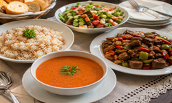 Bugün Sofranın Yıldızı Belli! Domates Çorbasından Et Soteye Lezzetli Menü