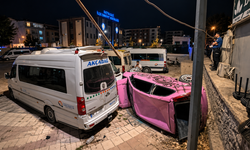 Malatya’da Faciadan Dönüldü! Otomobil Otoparka Uçup 3 Minibüse Çarptı