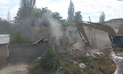 Darende’de Deprem İzleri Siliniyor! Ağır Hasarlı Evler Tek Tek Yıkılıyor