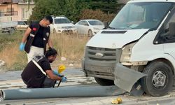 Malatya'da Kamyonet Yayaya Çarptı, Aydınlatma Direğini Devirip Kaldırıma Savruldu