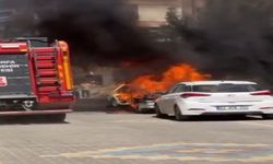 Park Halindeki Otomobil Bir Anda Alev Aldı! Araç Kullanılamaz Hale Geldi