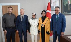 İnönü Üniversitesinde iki akademisyen yeni görevlerine cübbe giyerek başladı