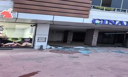 Elazığ’da Park Halindeki Araç Bir Anda Hareket Etti! İş Yerine Böyle Girdi