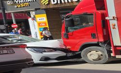 Adıyaman’da Kontrolden Çıkan Otomobil Kamyonete Çarptı! 1 Yaralı