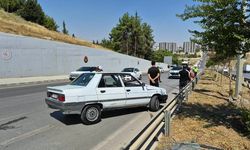 15 Yaşındaki Sürücünün Kullandığı Otomobil Bariyerlere Çarptı: 2 Yaralı