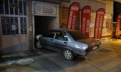 Malatya’da Korkutan Kaza! Kontrolden Çıkan Otomobil Dershaneye Daldı