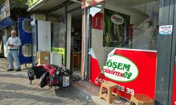 Bir Anda Kontrolden Çıktı! Motosiklet Önce Çocuğa Çarptı, Sonra İş Yerine Daldı