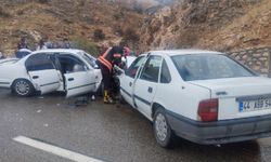 Malatya’da Feci Kaza! İki Otomobil Kafa Kafaya Çarpıştı: 6 Yaralı