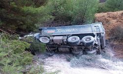 Adıyaman’da Hafriyat Kamyonu Virajı Alamayınca Devrildi! 1 Kişi Yaralandı
