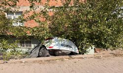 Diyarbakır’da Faciadan Dönüldü! SUV Araç Duvarı Aşıp Aşağı Düştü