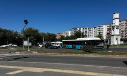 Diclekent’te Korkutan Kaza! Otomobil Otobüsle Çarpıştı