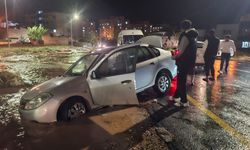 Adıyaman’da Sağanak Caddeyi Göle Çevirdi! Otomobil Yol Ortasında Mahsur Kaldı