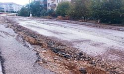 Şiddetli Yağış Sonrası Yolun Asfaltı Yerinden Kalktı!