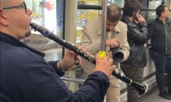 Belediye Otobüsünde Sürpriz! Yolcular Türkülerle Karşılandı