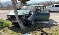 Elazığ’da Korkutan Kaza! Otomobil Aydınlatma Direğine Çarptı, 2 Kişi Yaralandı