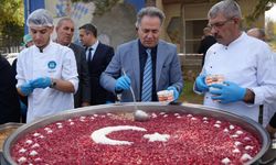 İnönü Üniversitesi’nde Aşure Kazanı Kaynadı! Rektör Akpolat da İkram Etti
