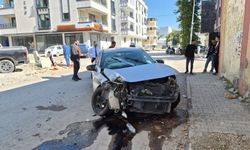 Otomobil ile Kamyonet Çarpıştı! Adıyaman’da 2 Kişi Yaralandı