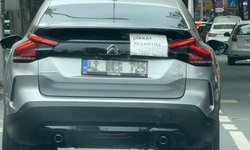Görenleri Gülümseten Yazı! “Dikkat Acemiyim” Diyerek Trafiğe Çıktı