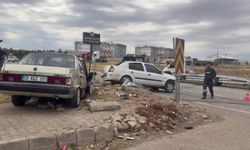 Kavşakta Feci Kaza! İki Otomobil Çarpıştı, 5 Kişi Yaralandı