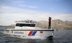 Malatya’da 617 Kilometrelik Hatta Görev Başında! Barajın “Yüzen Karakolu” Dikkat Çekiyor