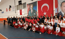 Darende’de Cumhuriyet Coşkusu Salona Sığmadı! Öğrencilerin Gösterileri Ayakta Alkışlandı