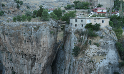 168 Metre Yükseklikteki Evi Gören Dönüp Bir Daha Bakıyor! Bahçesine Köprüyle Ulaşılıyor