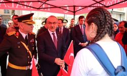 Malatya’da Cumhuriyet Coşkusu! Yeni Cami Meydanı’nda Bayraklar Dağıtıldı