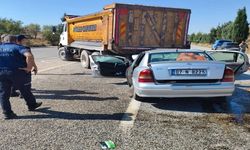 Kamyonun Altına Giren Otomobilden Acı Haber! 2’si Ağır 3 Yaralı