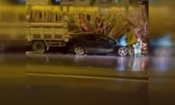 Diyarbakır’da Otomobil Kerestelerin Arasına Daldı! Kazada 2 Kişi Yaralandı