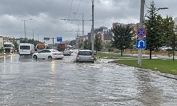 Malatya’da Sağanak Alarmı! Caddeler Göle Döndü, İşyerlerini Su Bastı