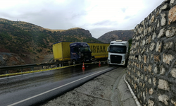 Malatya’da Yağış Kazayı Beraberinde Getirdi! Tır Bariyerlerde Askıda Kaldı