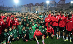Başkan Geçit’ten Yeşilyurtspor altyapısına moral ziyareti! Geleceğin yıldızlarına yakın takip