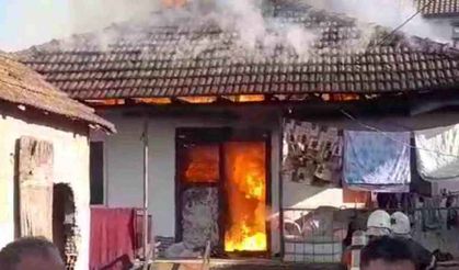 Sobadan çıkan yangın evi küle çevirdi
